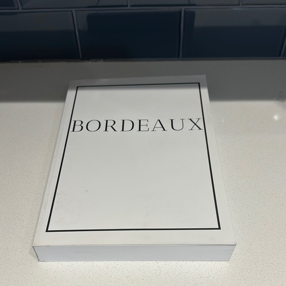 Bordeaux White Table Décorative Book